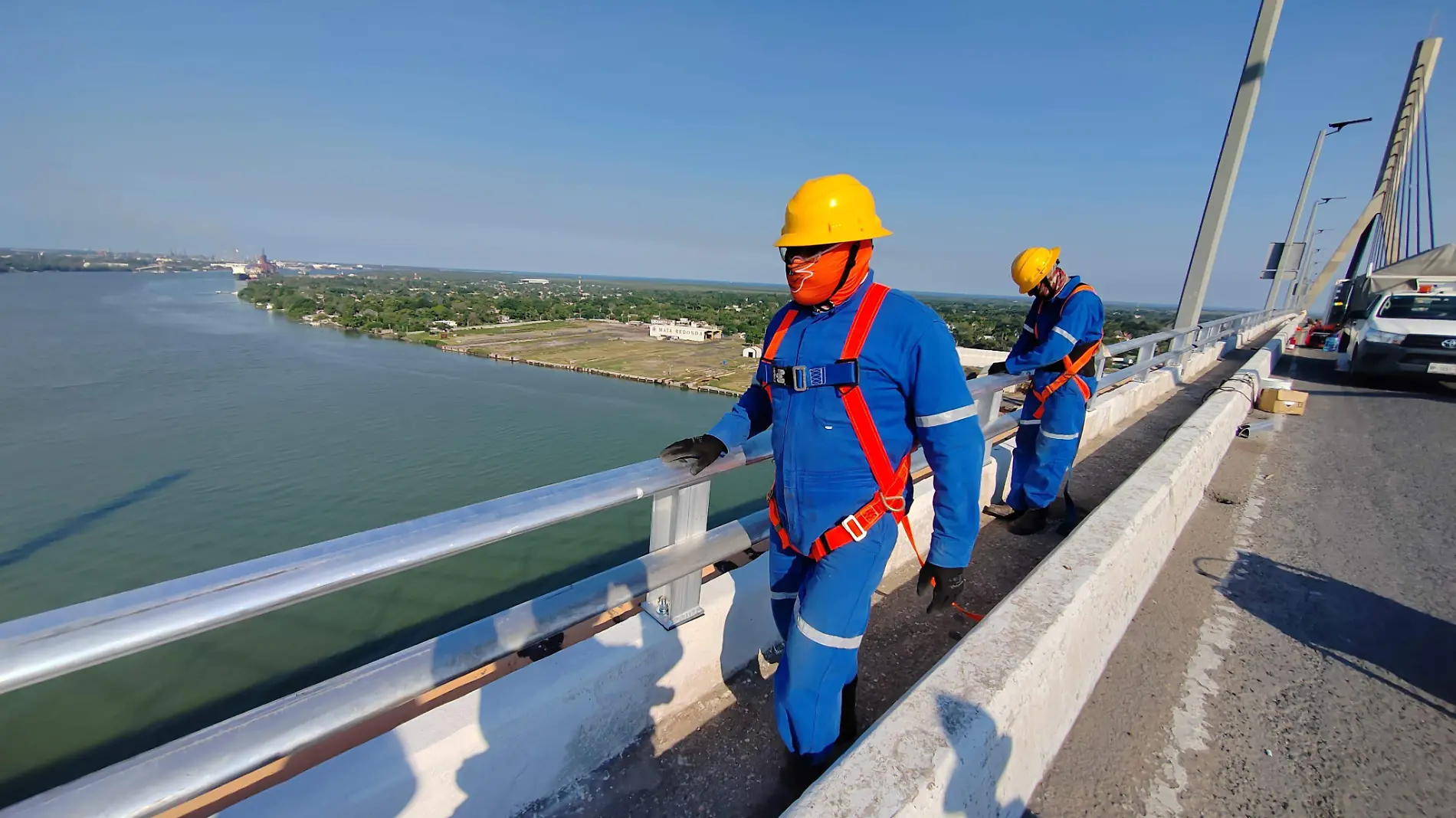 Los trabajadores tienen que anclarse a una línea de vida